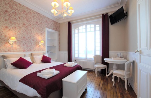Sainte-Savine Bed & Breakfast | A l'Aube de Troyes - Charming Bed and Breakfast - Swimming pool