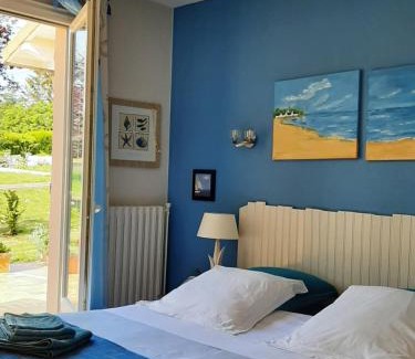 Pouille Bed & Breakfast | A la Volette, chambres d'hôtes, 2 à 6 personnes, linge et petit déjeuner inclus, jeux-cabanes pour enfants,