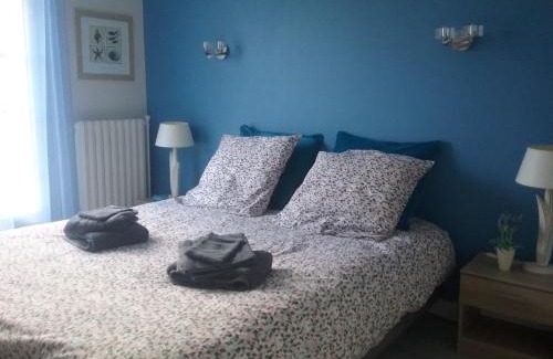 Pouille Bed & Breakfast | A la Volette, chambres d'hôtes, 2 à 6 personnes, linge et petit déjeuner inclus, jeux-cabanes pour enfants,