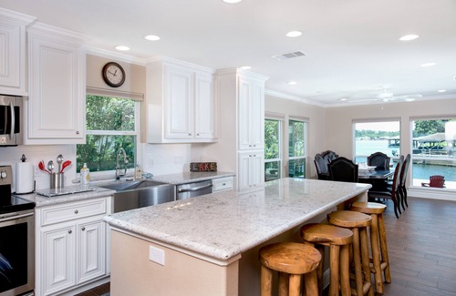 Seven Coves House | A lakefront getaway
