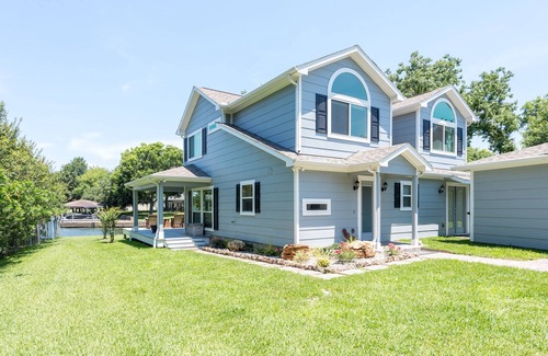 Seven Coves House | A lakefront getaway