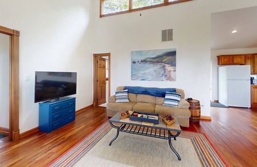 North East House | A lakefront home with cozy fireplace