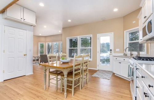 Bonney Lake Apartment | A lakefront retreat with hot tub