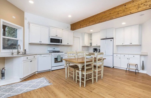 Bonney Lake Apartment | A lakefront retreat with hot tub