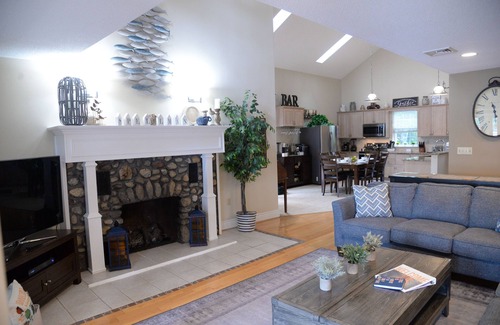 Lake Pocotopaug House | 🌅A Lakefront Sunrise retreat for Couples or Families🌅