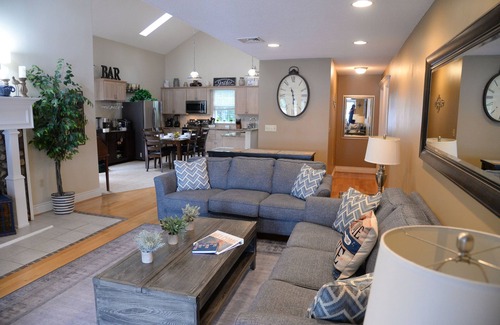 Lake Pocotopaug House | 🌅A Lakefront Sunrise retreat for Couples or Families🌅