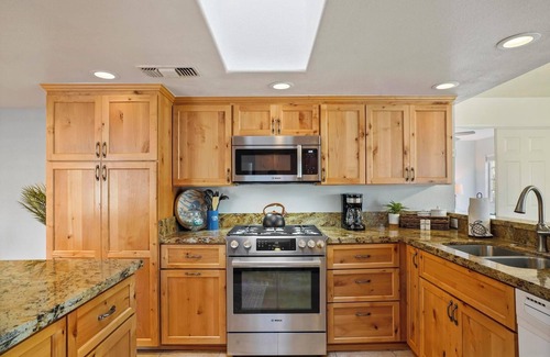 Lakeside House | A Lakeside Retreat - The Birdhouse SD, nPool, Spa, Fire Pit, Game Room