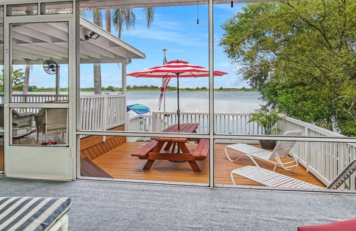 Lake Alfred House | A lakeside sunset delight near Disney, Universal, Sea World, Busch, LegoLand