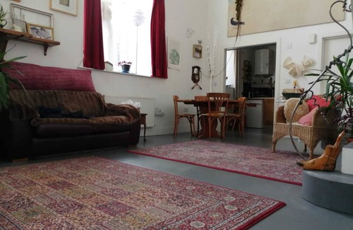 Newburgh Apartment | A large artistic, quiet flat within a converted Scottish chapel