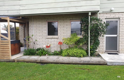 Bowentown Apartment | A large downstairs flat. 2 mins to estuary and 5 mins to ocean beach.