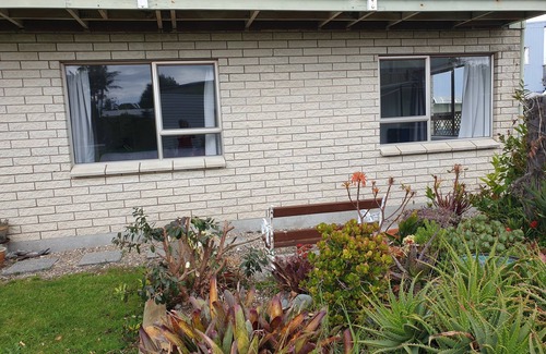 Bowentown Apartment | A large downstairs flat. 2 mins to estuary and 5 mins to ocean beach.