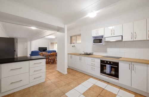 Yatala House | A large house@Yatala Gold Coast andBoating