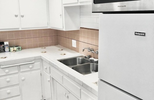 West Hollywood House | A Large Lovely 1 Bedroom 1 bath in a fantastic location adjacent West Hollywood