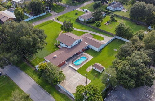 Brandon House | A Large Tropical 7 Bedroom Estate by RedAwning