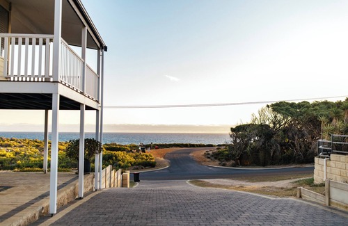 Guilderton House | A little LUXE & BIG views! n300 Meters to beach!nSleeps MAX 8; Pet friendly