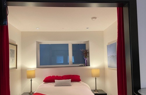 Central Lonsdale House | A little luxurious home away from home