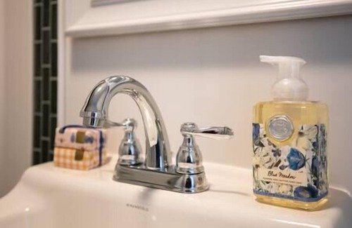 Elkland Apartment | A Little Piece of Main Street 1 - Stylish Getaway