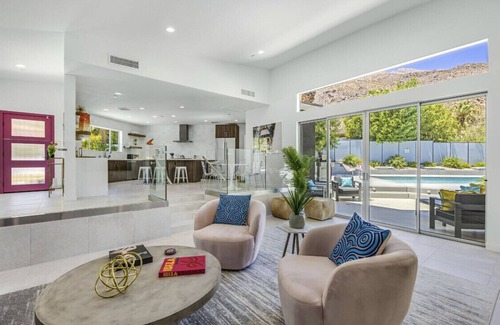 The Mesa House | A+ LOCATION close to downtown in the quiet Mesa enclave! Hot Tub. Fire Pit.
