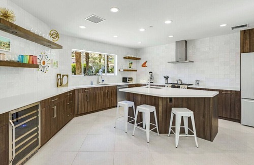 The Mesa House | A+ LOCATION close to downtown in the quiet Mesa enclave! Hot Tub. Fire Pit.