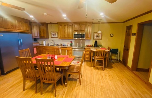 Venice House | A+ Lodging in the ❤️ of Venice Marina w/WIFI + Private Dock, Resort Lodging at Venice Marina