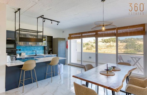 Iklin Apartment | A lovely, central 2BR penthouse with large outdoor