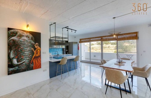 Iklin Apartment | A lovely, central 2BR penthouse with large outdoor