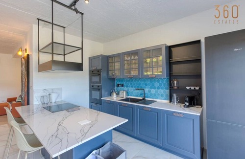 Iklin Apartment | A lovely, central 2BR penthouse with large outdoor