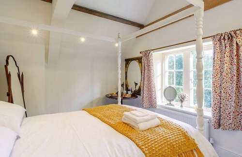 Leadenham Cottage | A lovely cottage ideal for a relaxing break, with park walks, a nearby gastro-pub and tearooms.