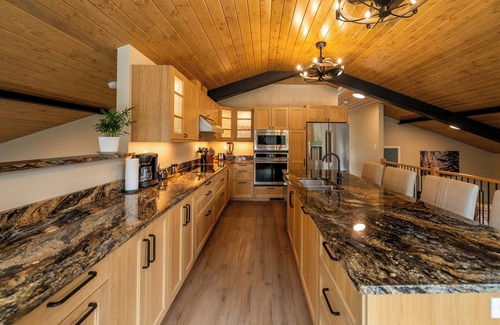 Central Kootenay House | A lovely lake town luxury hot tub, creekside oasis/w hiking & outdoor activities