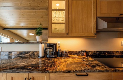Central Kootenay House | A lovely lake town luxury hot tub, creekside oasis/w hiking & outdoor activities
