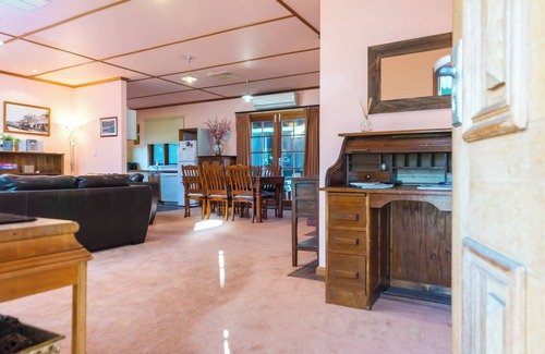 Gawler South Cottage | A lovely rustic cottage with all the modern conveniences