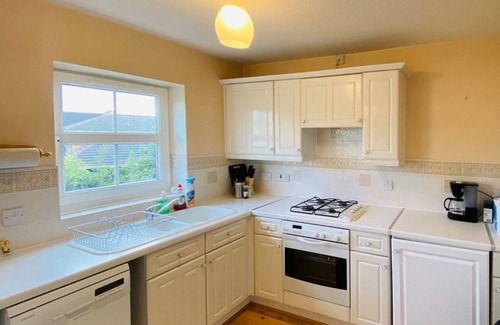 Greenhithe Cottage | A lovely spacious townhouse with balcony and spectacular views of the River Thames.