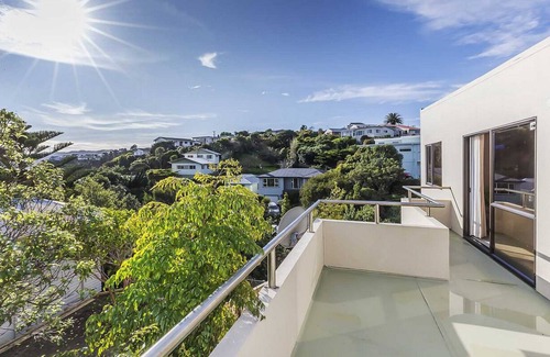 Mana House | A LUX Room with Ensuite close to Beach and Train station