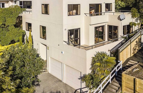 Mana House | A LUX Room with Ensuite close to Beach and Train station