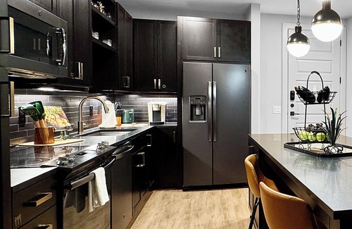 Deep Ellum Apartment | A Luxe Stay in Deep Ellum - Free Parking + Pool + Rooftop + King Bed + Walkable
