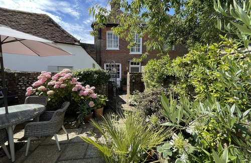 Chichester House | A luxurious 2 bed house in central Chichester. Courtyard garden and parking.