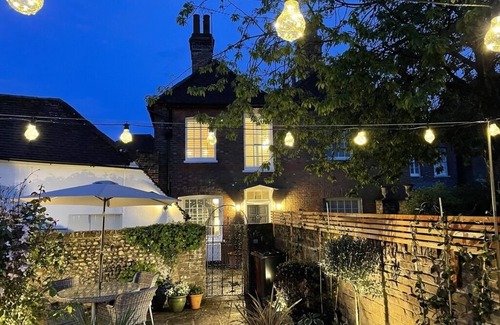Chichester House | A luxurious 2 bed house in central Chichester. Courtyard garden and parking.