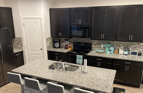 South Apopka House | A Luxurious Getaway - 3 Bedroom Cozy & Modern Home