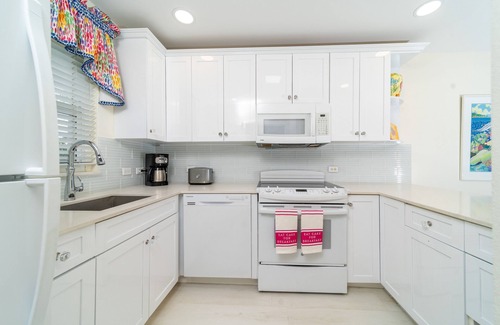 Seven Mile Beach Condo | A luxurious ground level condo within steps of the BEST part of 7 Mile Beach
