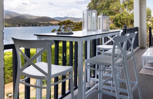 Lymington House | A luxurious Hamptons estate with stunning Cygnet Bay views.