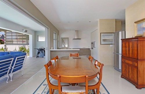 Kommetjie Villa | A luxury Beach Villa 2min stroll to the beach. Sea and mountain views. SOLAR