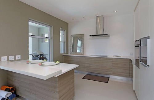 Kommetjie Villa | A luxury Beach Villa 2min stroll to the beach. Sea and mountain views. SOLAR