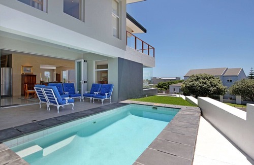 Kommetjie Villa | A luxury Beach Villa 2min stroll to the beach. Sea and mountain views. SOLAR