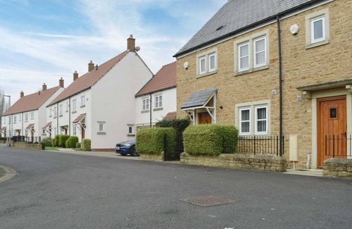 Norton Sub Hamdon Cottage | A luxury cottage located close to Hollies Hotel with a fabulous bar and restaurant.