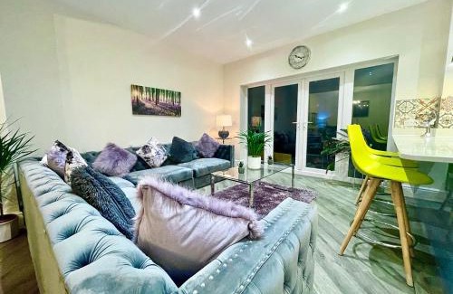 Coed-Y-Paen House | A LUXURY DETACHED FIVE STAR 4 bed HOME with HOT TUB!