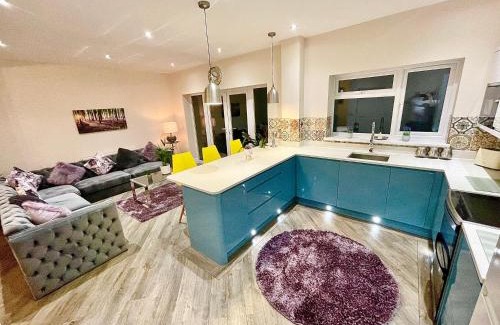 Coed-Y-Paen House | A LUXURY DETACHED FIVE STAR 4 bed HOME with HOT TUB!
