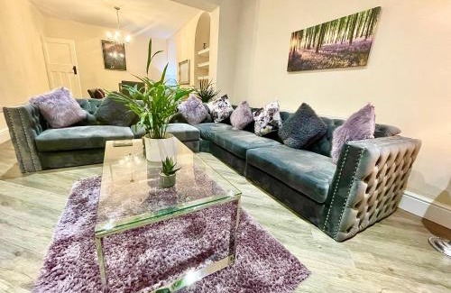 Coed-Y-Paen House | A LUXURY DETACHED FIVE STAR 4 bed HOME with HOT TUB!