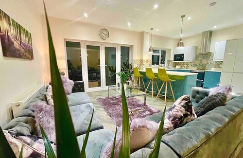 Coed-Y-Paen House | A luxury detached home with wave spa hot tub