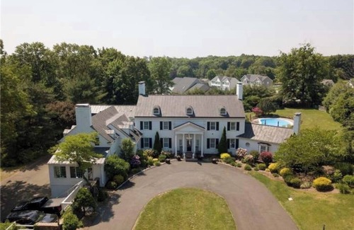 Middletown House | A Luxury Estate, Elegant, Historical, Hot Tub, Salt Water Pool ~The White Lion~