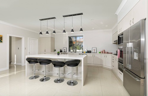 Papakura Villa | A Majestic Slice of Heaven with a private lake!